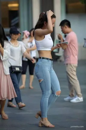 重庆街拍身穿白色短打背心的小姐姐，尽显纤细曼妙的腰身