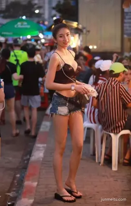 泰国街拍吊带热裤暴露的穿搭，成熟有韵味