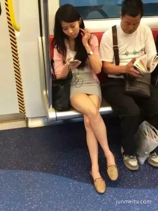 地铁抄底裙子太短了，露底好尴尬！