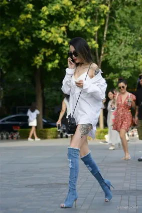 北京街拍牛仔的高跟长靴，长腿社会姐穿出气质