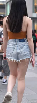 街拍微胖美女穿着牛仔熱褲，一看就是有功底的人！