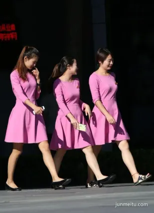 台湾街拍步伐一致的美女三人行，或许该去她们店里坐一坐？