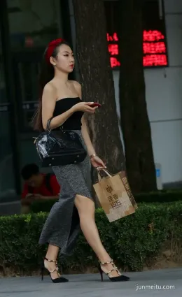重慶街拍低胸側開叉長裙美女，蓮步輕移身材真好！