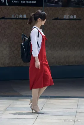 韩国街拍穿背带长裙的清纯气质美女，肉丝美腿温柔性感！