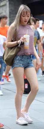 韓國街拍牛仔熱褲雪白如玉修長雙腿氣質女郎