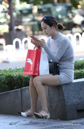 街边坐着玩手机的高跟美腿时尚姐姐，有人认领吗？