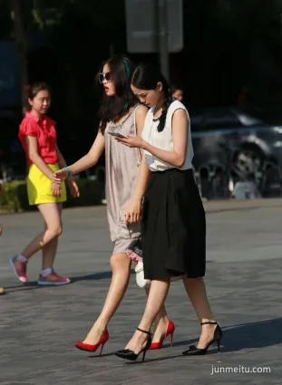 街拍客極品閨蜜出街， 紅黑兩雙高跟鞋簡直讓人着迷！
