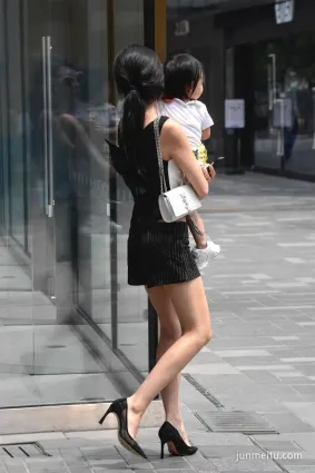 街拍熱褲長腿時尚辣媽，穿着高跟抱着孩子還能健步如飛！
