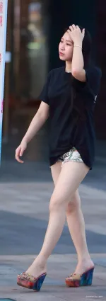 韩国街拍美女穿上紧身热裤秀出雪白的大长腿