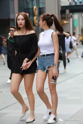 真实街拍正在逛街的好姐妹，美丽动人你更喜欢哪个呢？