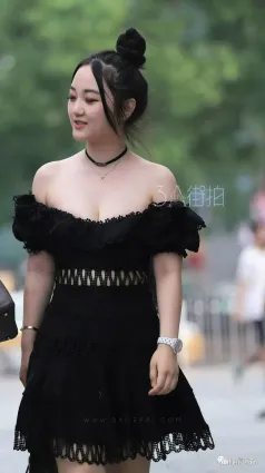 街拍小姐姐穿黑色抹胸裙身材太豐滿了！