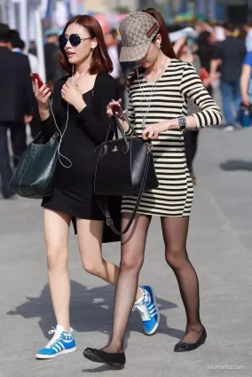 街拍第一站絲襪短裙白皙美腿氣質時尚姐妹花