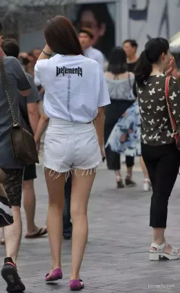 台湾街拍短裤少女这迷人的身段，散发着美丽动人的气息