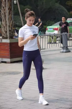 三里屯街拍紧身瑜伽裤大长腿时尚漂亮妹纸