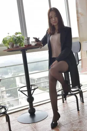 喝下午茶的小姐姐，黑色絲襪美腿盡顯，你喜歡麼？