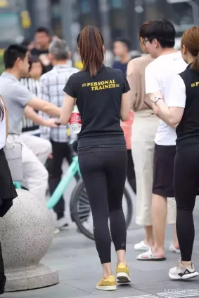 街拍緊身打底褲很适合在工作的成熟女人穿