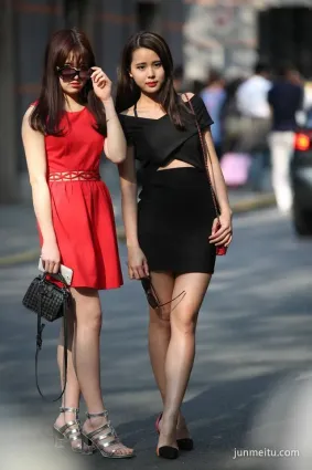 街拍時裝周大學生美女模特，紅黑雙姝嬌顔雪膚
