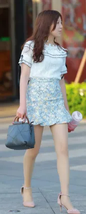 歐美時尚街拍短裙白皙長腿氣質時尚漂亮女郎