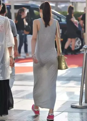 北京街拍|长裙透视有一种朦朦胧胧的美感