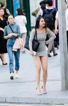 街拍超短裙胖胖的女生穿緊身包臀裙也可愛