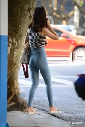 街拍氣質美女穿緊身褲出街，這穿的是秋褲嗎？