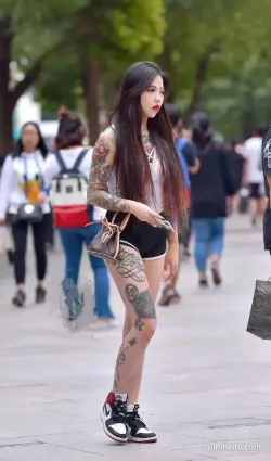 时尚街拍纹身古惑女，一般人hold不住！