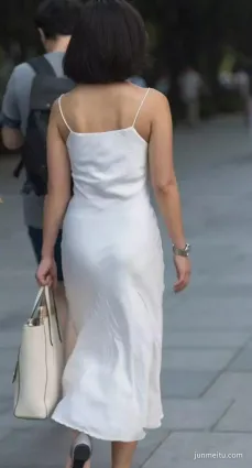 魔镜街拍白色吊带裙不加修饰，雪白纯天然的美