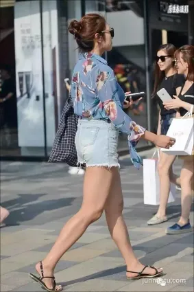 街拍北京美女性感热裤秀美腿！（组图）
