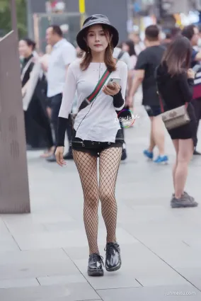 3a街拍漁網襪是性感的代名詞，美女一雙長腿不穿它可惜了
