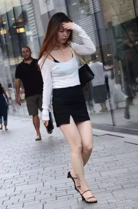 街拍美腿黑白职业装，穿出了成熟女人该有的好身材！