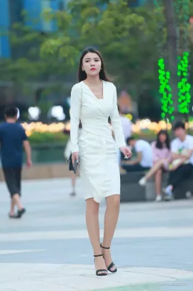 街拍白色紧身裙搭配，优雅大方穿出魅力身姿