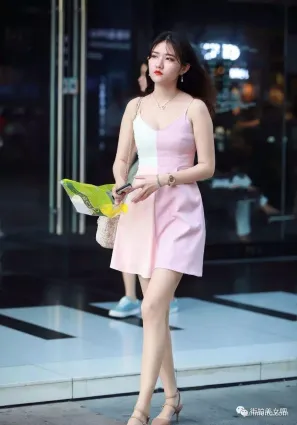 街拍清新又顯溫柔的粉色連衣裙，穿起來更加招人喜歡