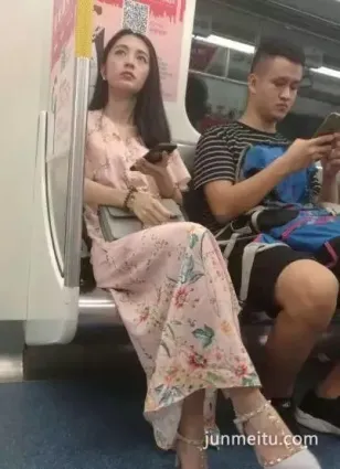 偷拍街拍地鐵偶遇一個穿高開叉裙美女