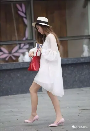街拍白色連衣裙搭配寬檐帽，時尚還顯氣質，看着特别美