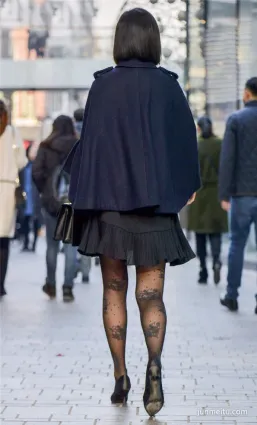 街拍絲腳美少婦穿搭有個性的黑絲襪