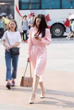 街拍穿粉色襯衫裙配高跟鞋，簡簡單單的就顯俏皮女人味