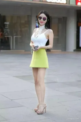街拍氣質女生黃色短裙搭配，微微一笑很傾城