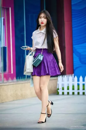 街拍紫色短裙搭配高跟鞋，婉约又时尚