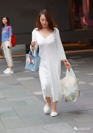 街拍白色連衣裙配手拎包，看起來優雅大方又迷人
