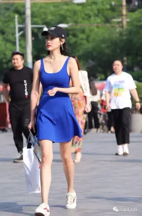 街拍蓝色短裙搭配黑色鸭舌帽，元气少女的穿衣术