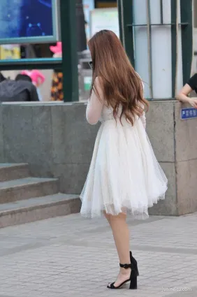街拍穿白裙，豐滿漂亮