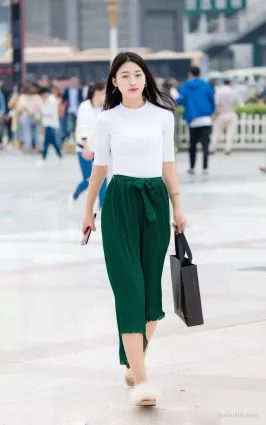 街拍白色短衫加翠綠色闊腿褲，穿在身上盡顯美态！