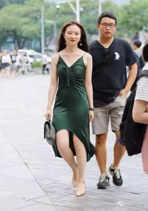 街拍綠色真絲裙搭配手拎包，塑造柔美比例線條