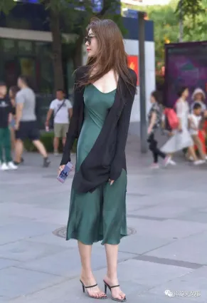 街拍绿色连衣裙高跟儿拖鞋，夏天就要清凉舒爽