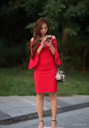 街拍紅色一字肩裙搭配，優雅的氣質盡情綻放