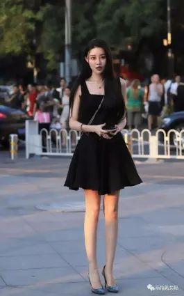 街拍漂亮的黑色小短裙，穿的人更漂亮