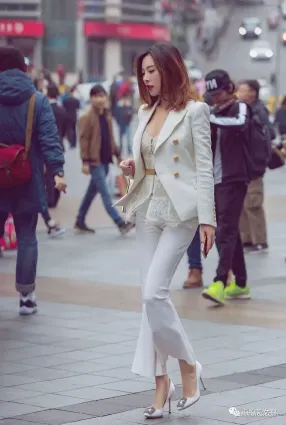 街拍喜歡這套白色正裝，內搭也非常漂亮！ ​​​​