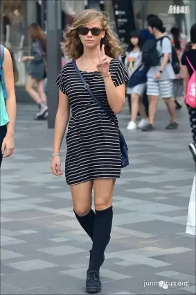 街拍北京外國美女活潑又性感！（組圖）