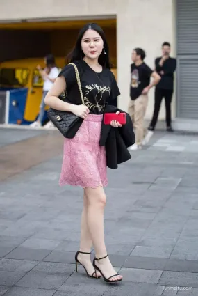 街拍图案T恤搭配粉色包臀裙，让你的美有别于路人