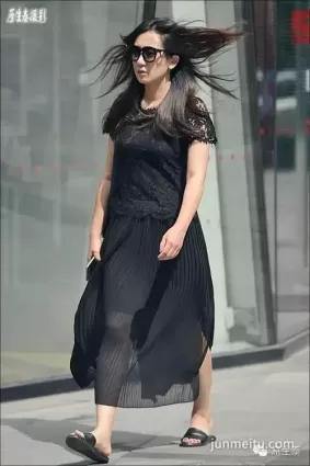 街拍北京美女長裙長褲很飄逸！（組圖）